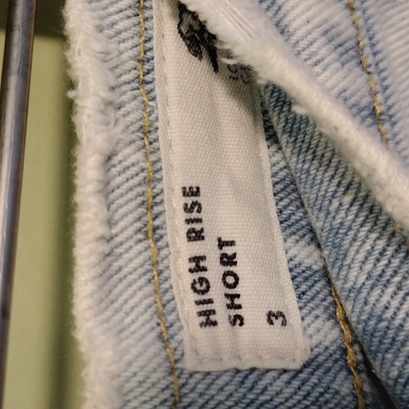 Women's Bullhead high rise lightwash short shorts size 3 - Picture 3 of 5